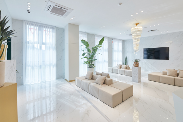 Comfortable & Wide Space with High-quality Facilities. MIRAE IFC has a super-large duplex structure with a total floor area of 6,600m' that separates the checkup route of VIP, males and females. Planterior (Plant+Interior) was deployed to implement a 'healing checkup with art. diagram