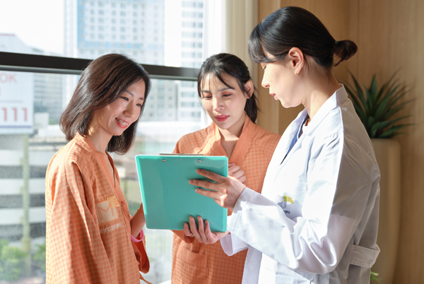 Personalized Health Checkup Management. Through differentiated immunological tests, specialized checkups was organized according to both genetic factors and underlying diseases by age group. diagram